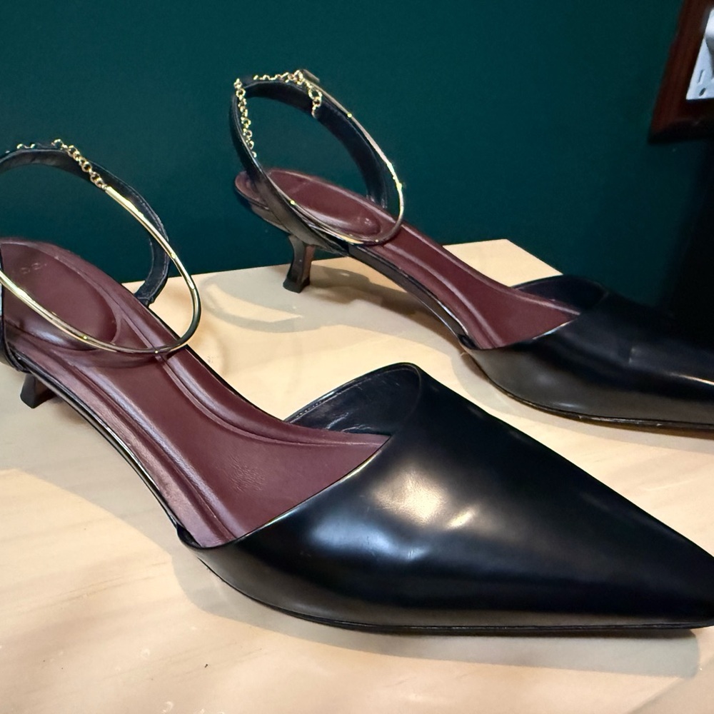 Vero Cuoio Black Heels with Gold Chain Detail - Picture 4 of 5